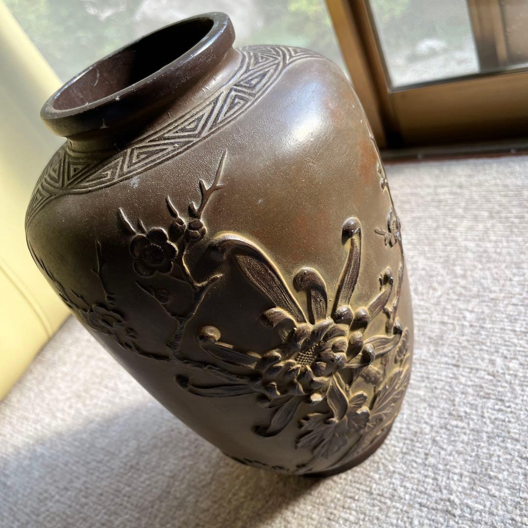 花模様彫刻の陶器花瓶