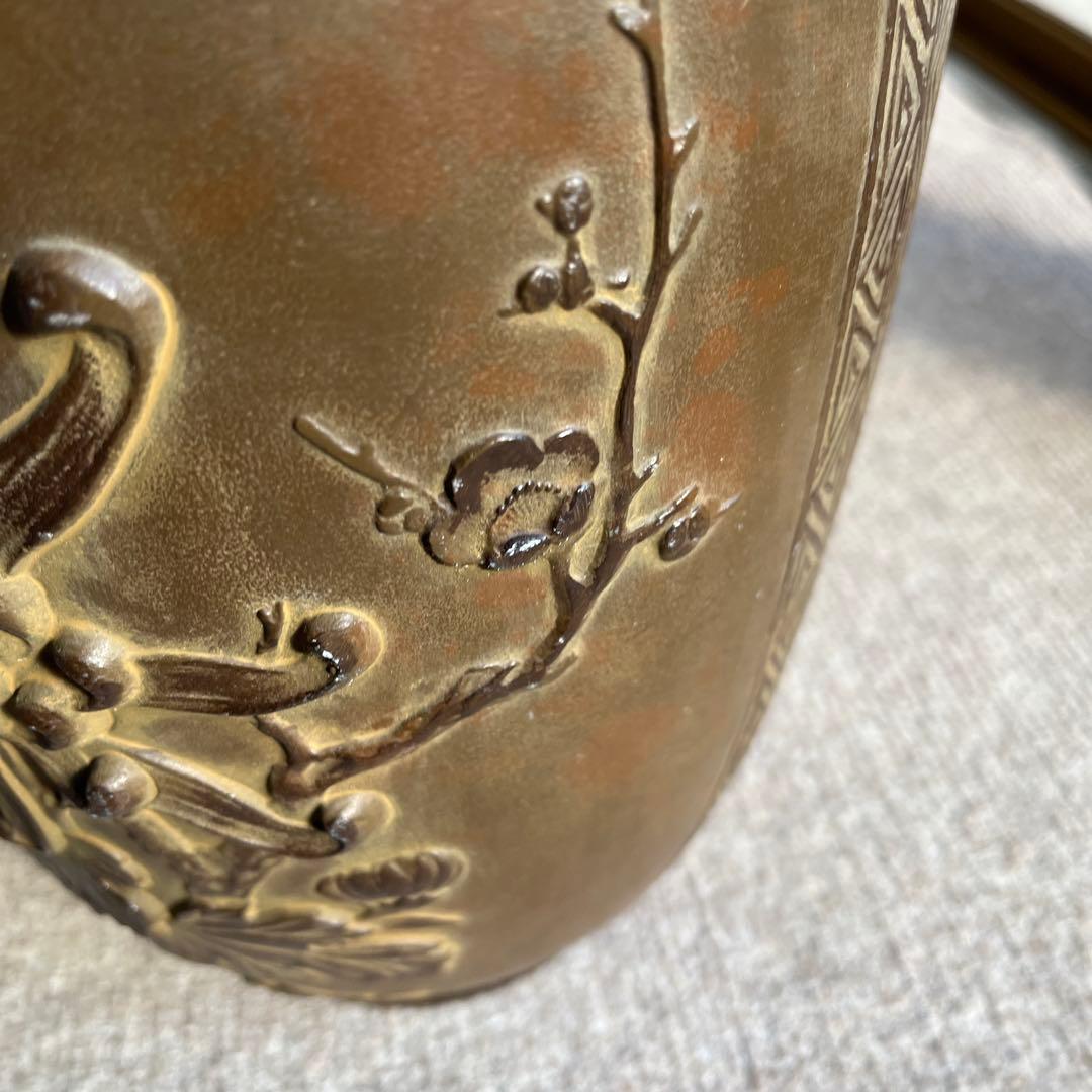 花模様彫刻の陶器花瓶