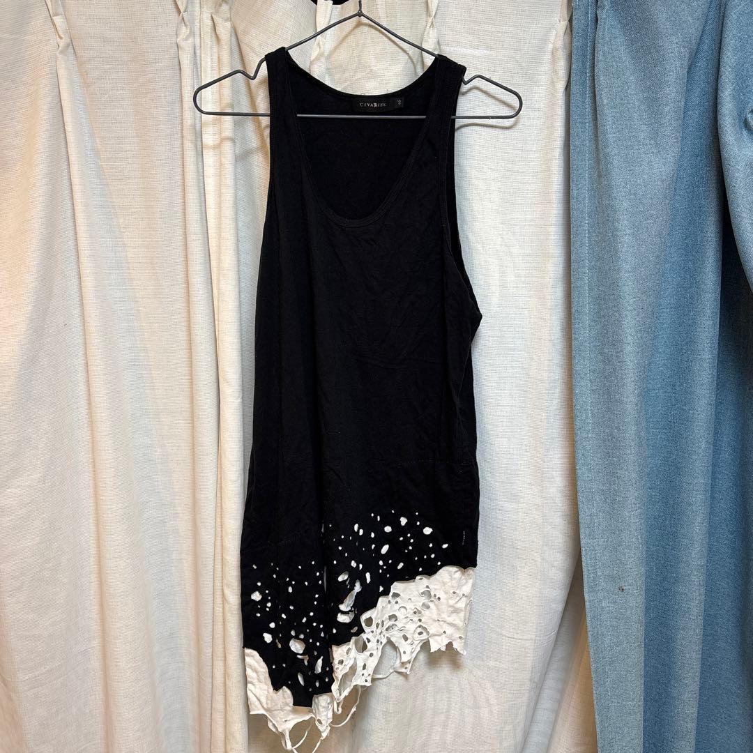 レース裾付きブラックタンクトップ