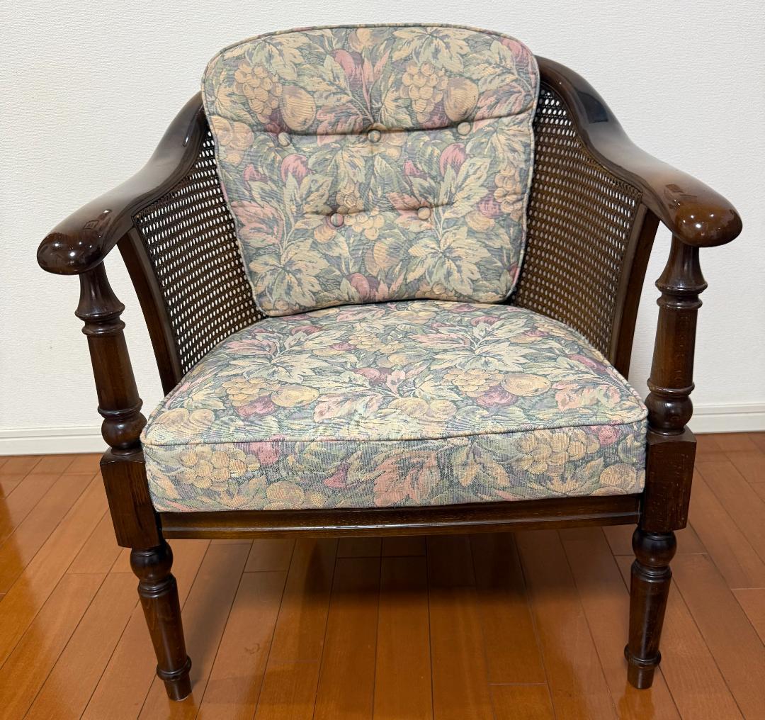 カリモク家具コロニアルシリーズのアームチェア（肘掛椅子）１脚（Ｂ）