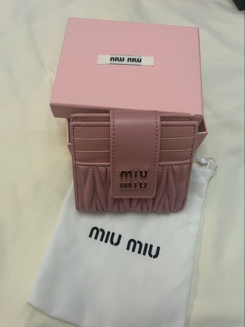 MIU MIU ピンク 二つ折り財布