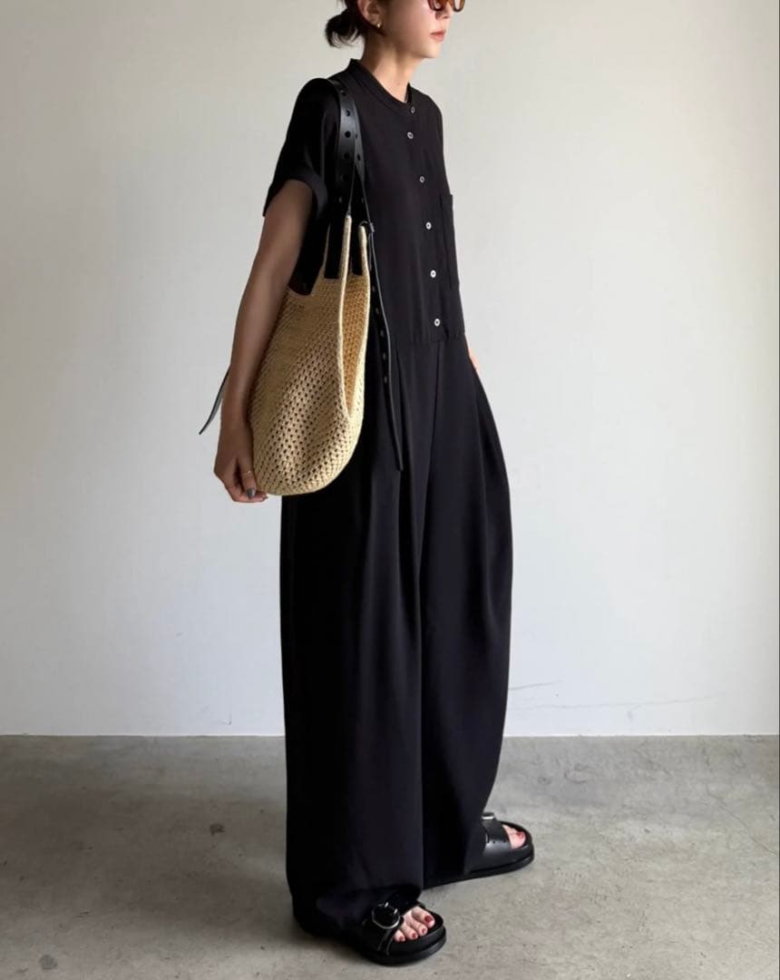 [ARULLE] ブラックオールインワン 半袖 ボタン付き