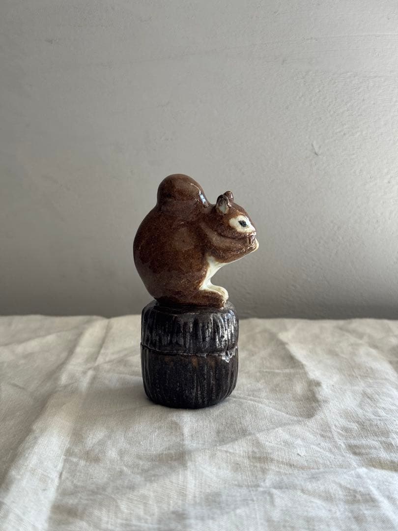 矢板緑さんの陶器製リスの置物 小物入れ