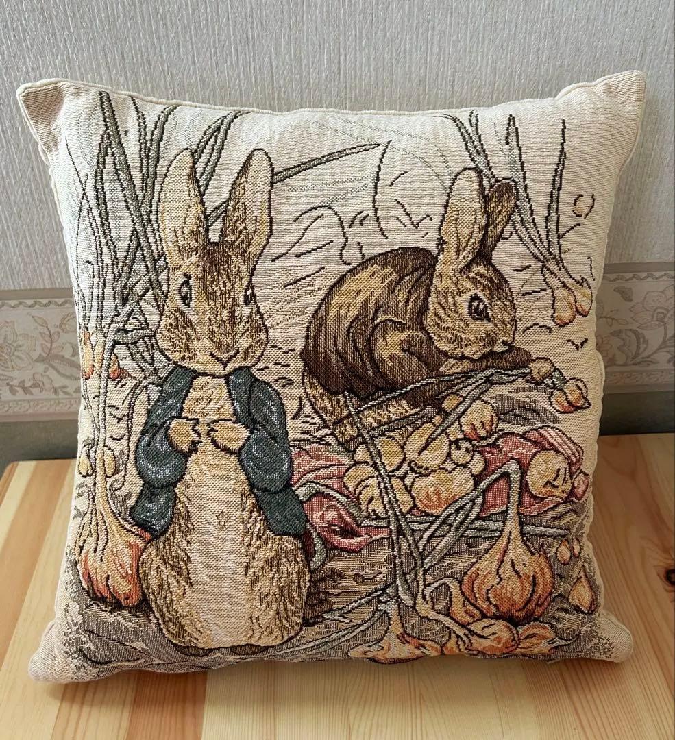 ピーターラビットゴブラン織クッション 約30cm ベルギー製 フェザークッション