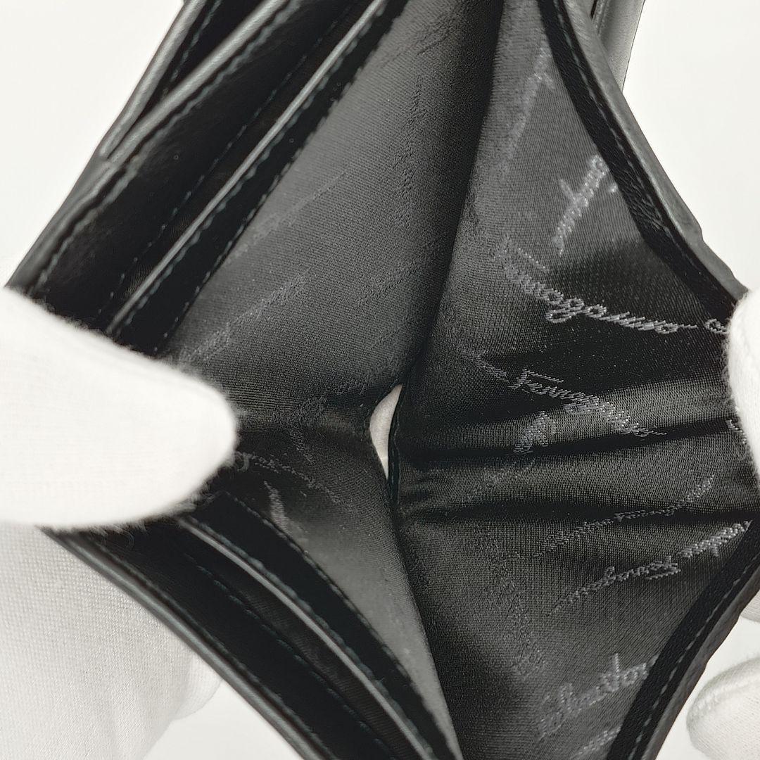 Salvatore Ferragamo フェラガモ　ブラック レザー二つ折り財布