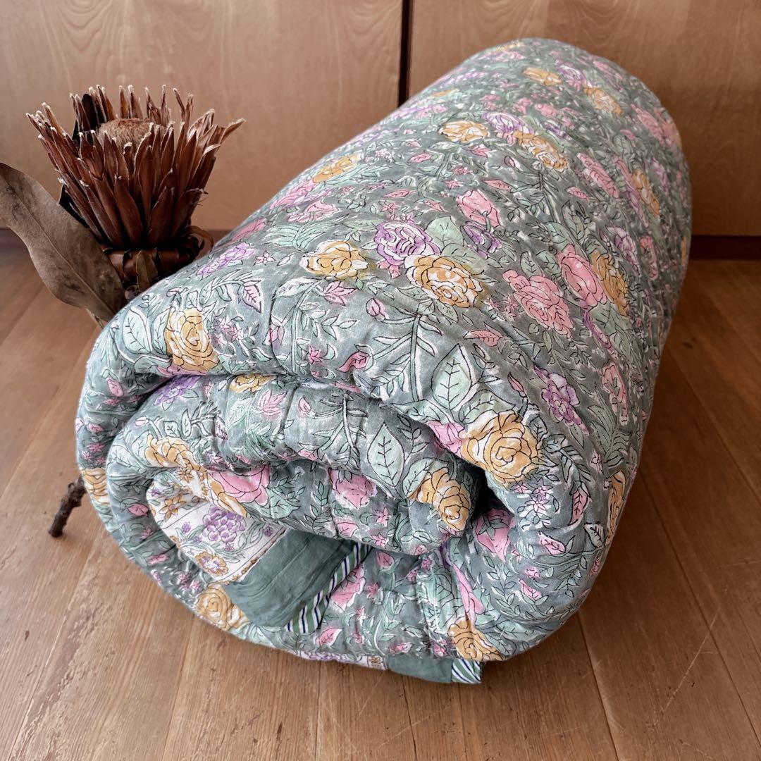 未使用※大判　インド ブロックプリント 中綿入りキルト 　ローズガーデン　ラグ