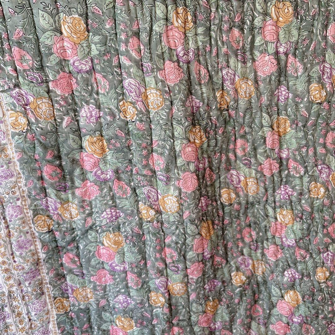 未使用※大判　インド ブロックプリント 中綿入りキルト 　ローズガーデン　ラグ