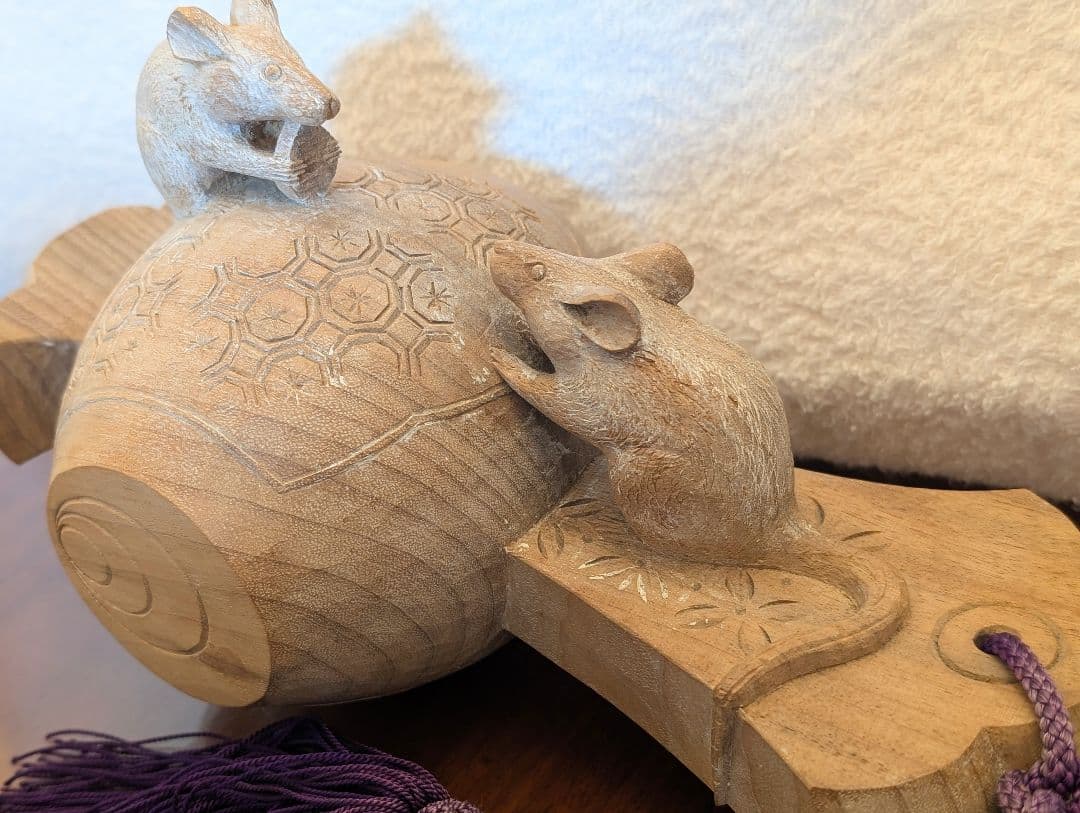 木彫りの打ち出の小槌とねずみの置物