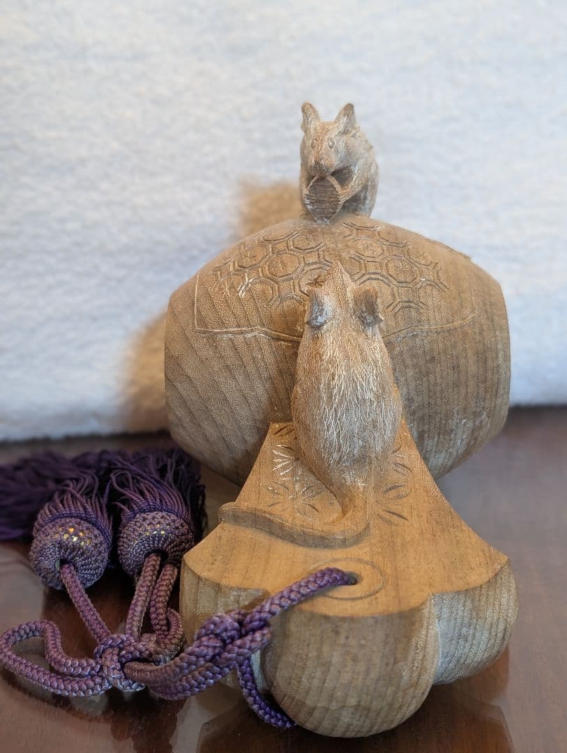 木彫りの打ち出の小槌とねずみの置物