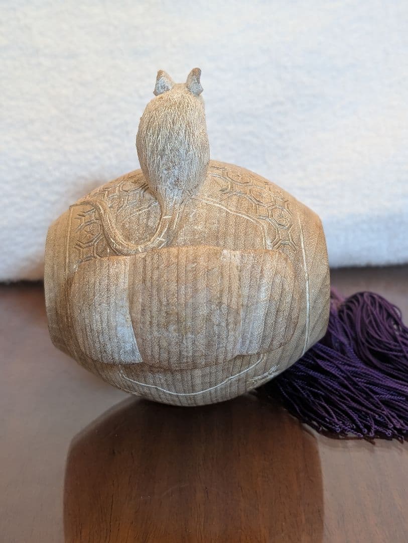 木彫りの打ち出の小槌とねずみの置物