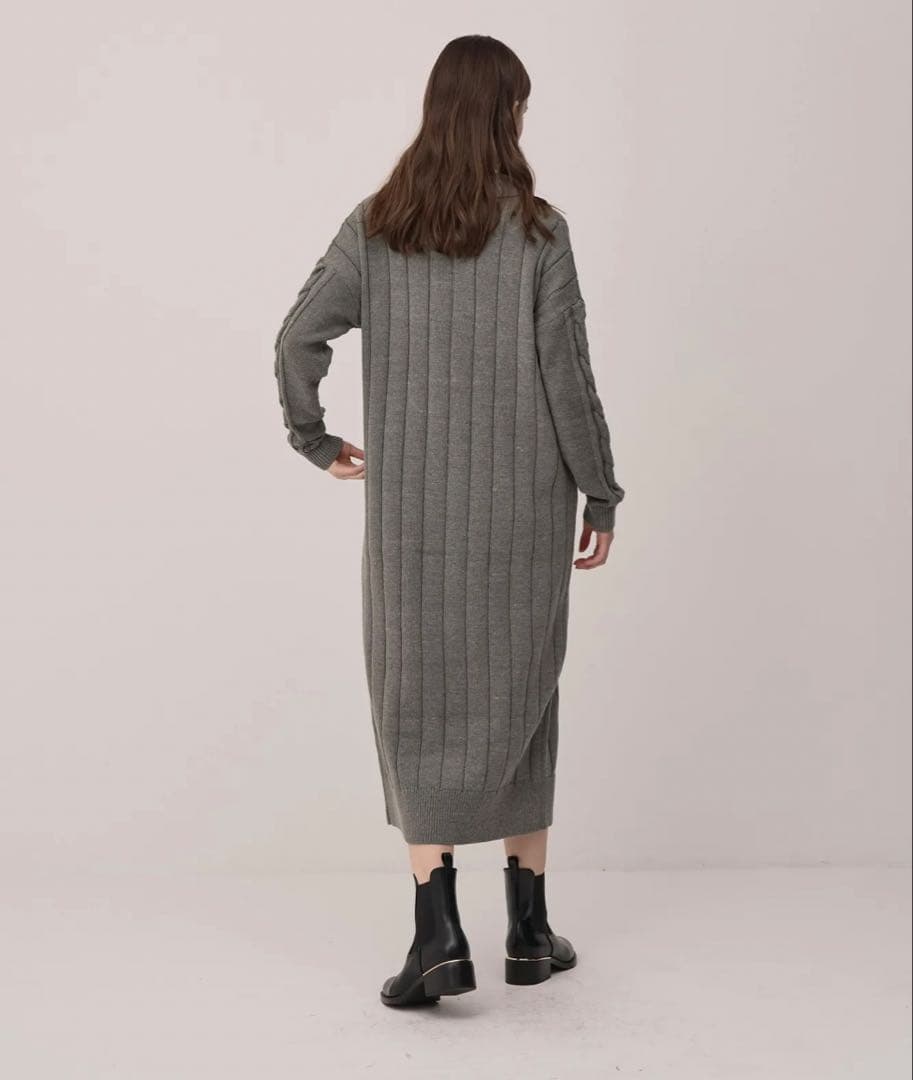 新品未使用PINUEピヌエ ポロカラーリブニットワンピース（GRAY）