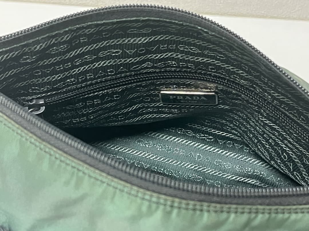 PRADA プラダ 斜め掛け ショルダーバッグ 三角ロゴプレート