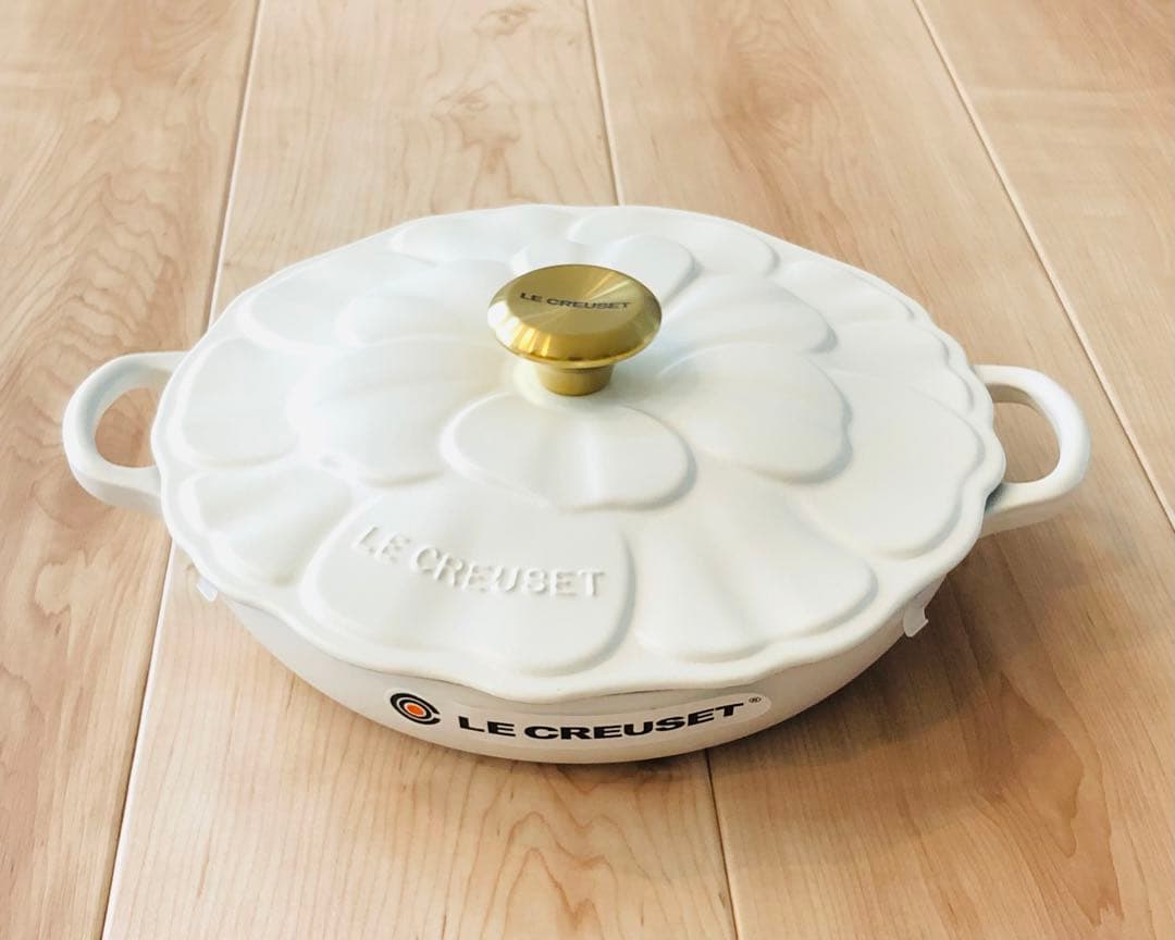 ル・クルーゼ　シグニチャー ビュッフェ・キャセロール 26cm ペタルレリーフ
