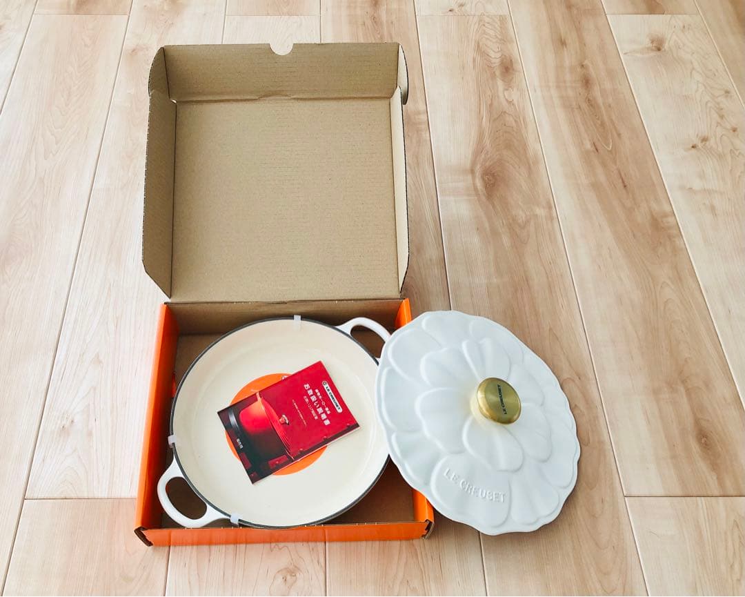 ル・クルーゼ　シグニチャー ビュッフェ・キャセロール 26cm ペタルレリーフ