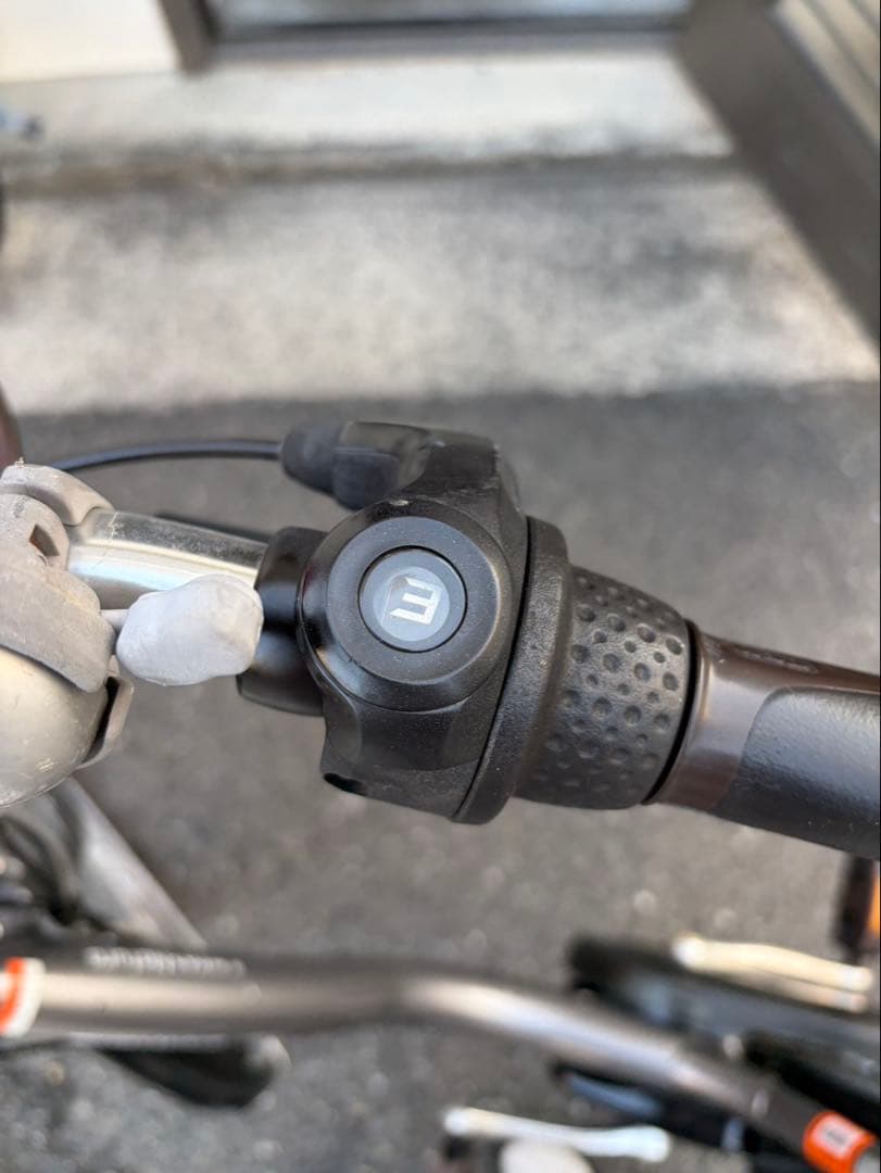 ま*る様 電動アシスト自転車 シルバー バスケット付き