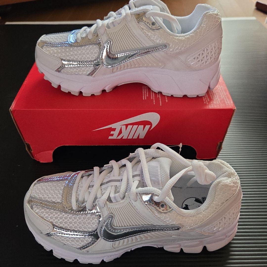 未使用❗W ナイキ ZOOM VOMERO 5 メタリック23cm.