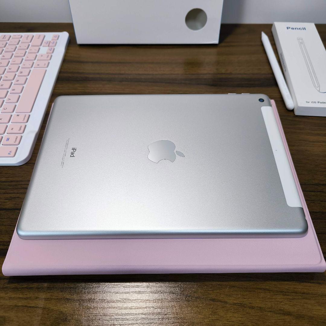 iPad 第6世代 Simフリー 32GB ケースとキーボード、タッチペン