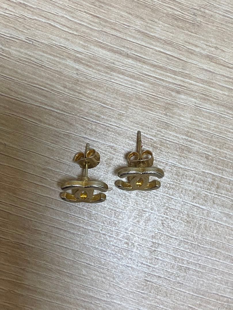 シャネルのCCロゴデザインのピアス