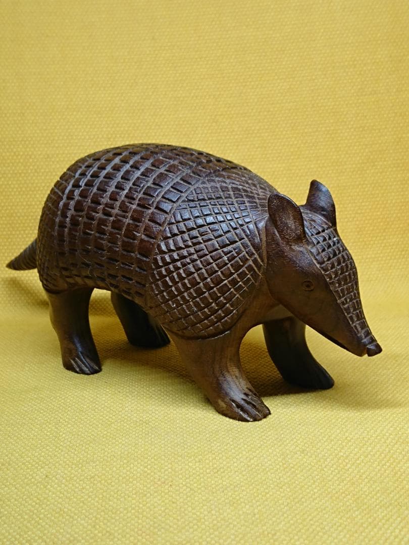 【美品】アルマジロ　木彫　彫刻　置物　インテリア　工芸品　美術品　A2557
