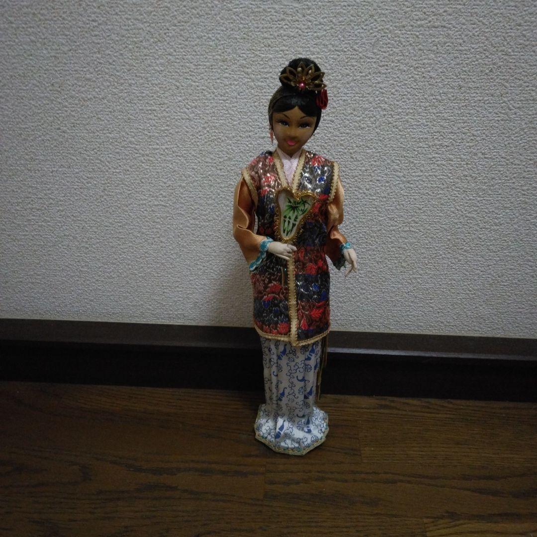 カラフルな伝統衣装の人形