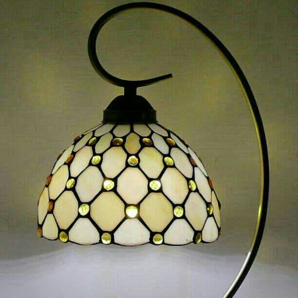 レトロな雰囲気が感じられるテーブルランプ