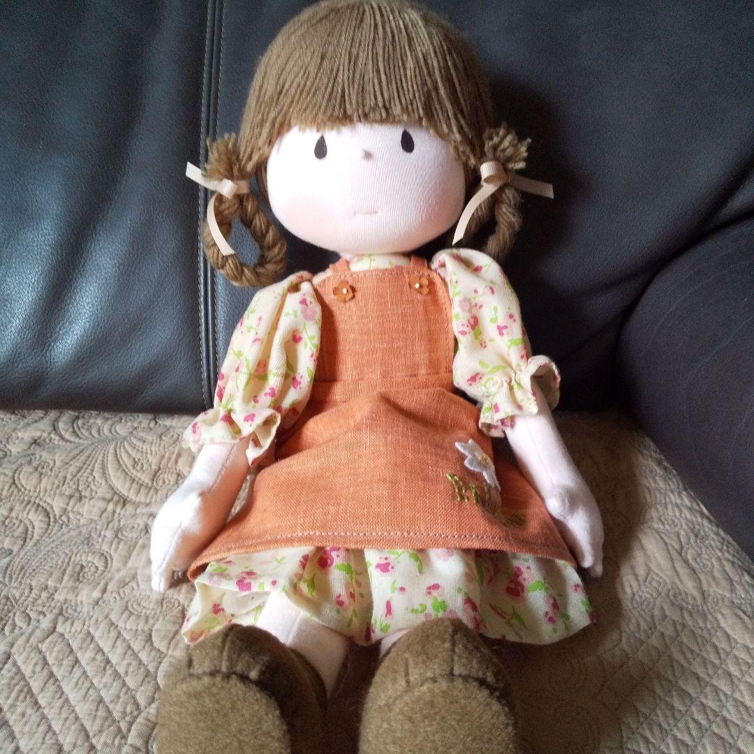 ステキなオレンジ色のエプロンを した らんちゃんです。 米山京子さん風