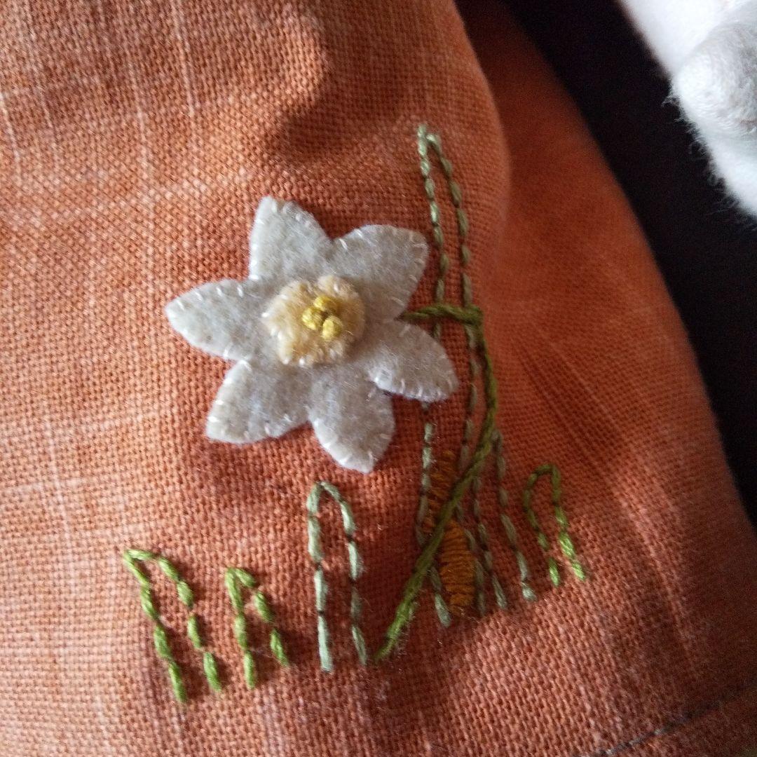 ステキなオレンジ色のエプロンを した らんちゃんです。 米山京子さん風