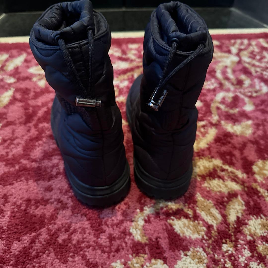 ゴルフシューズ　黒いキルティングショートブーツ