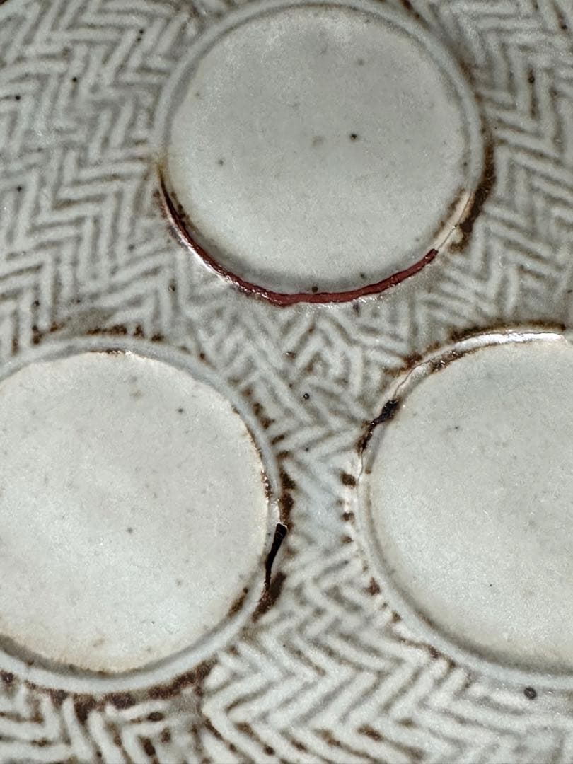 島岡達三　七寸皿　その1 窯傷を漆で埋めてあります