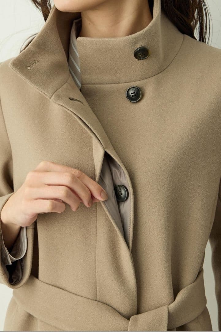 ウエストベルト付き黒ロングコート