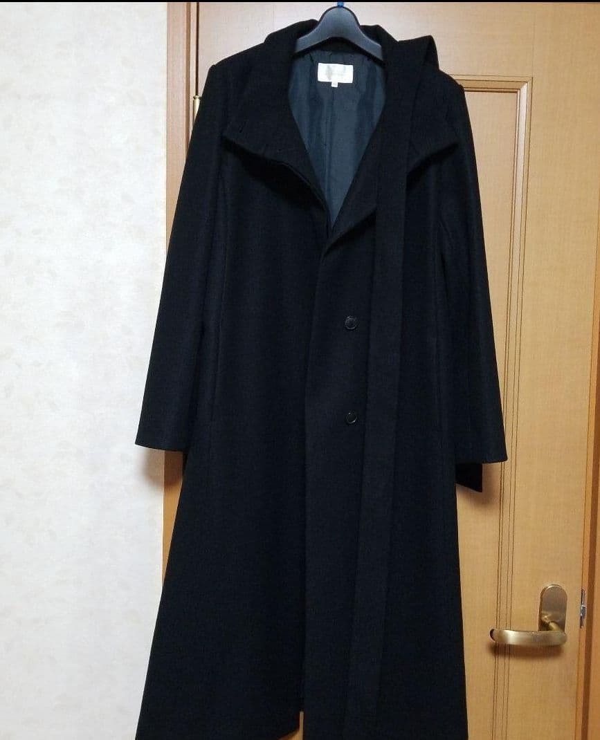 ウエストベルト付き黒ロングコート