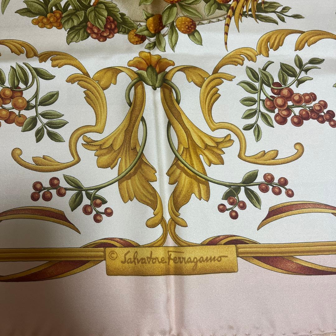 Salvatore Ferragamo シルクスカーフ 85cm