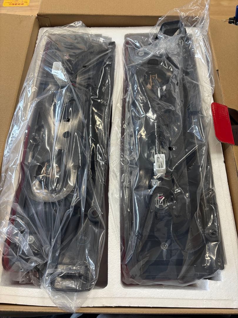 200系 8型ハイエース純正テールランプ