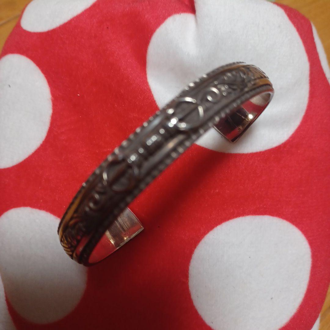 ソカロ　シルバー エンボス加工 バングル