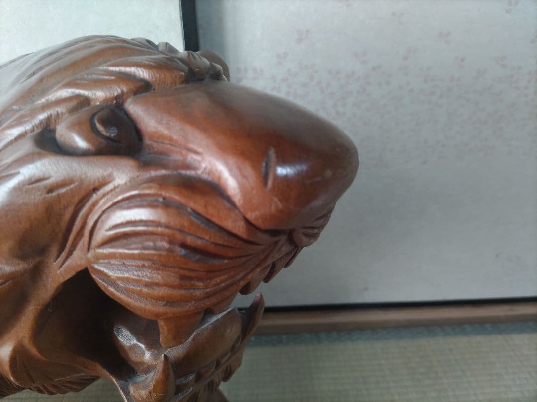 木彫りの虎
