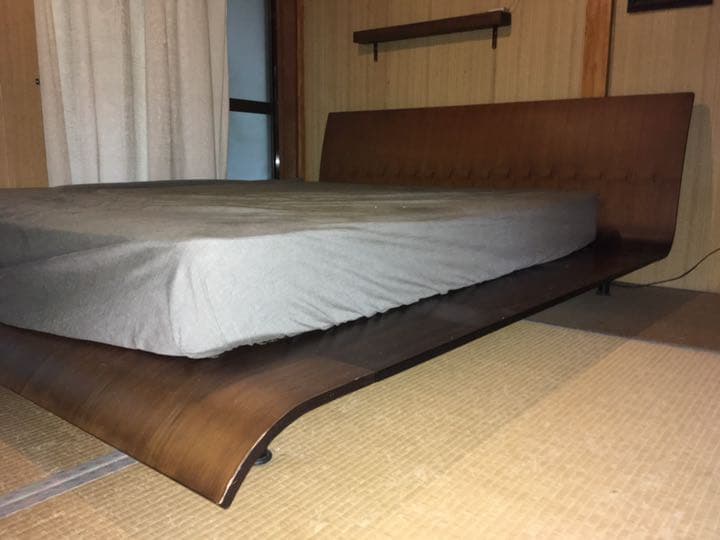 北欧の曲線美のステキなウッドベッドフレーム　ウォールナットブラウン