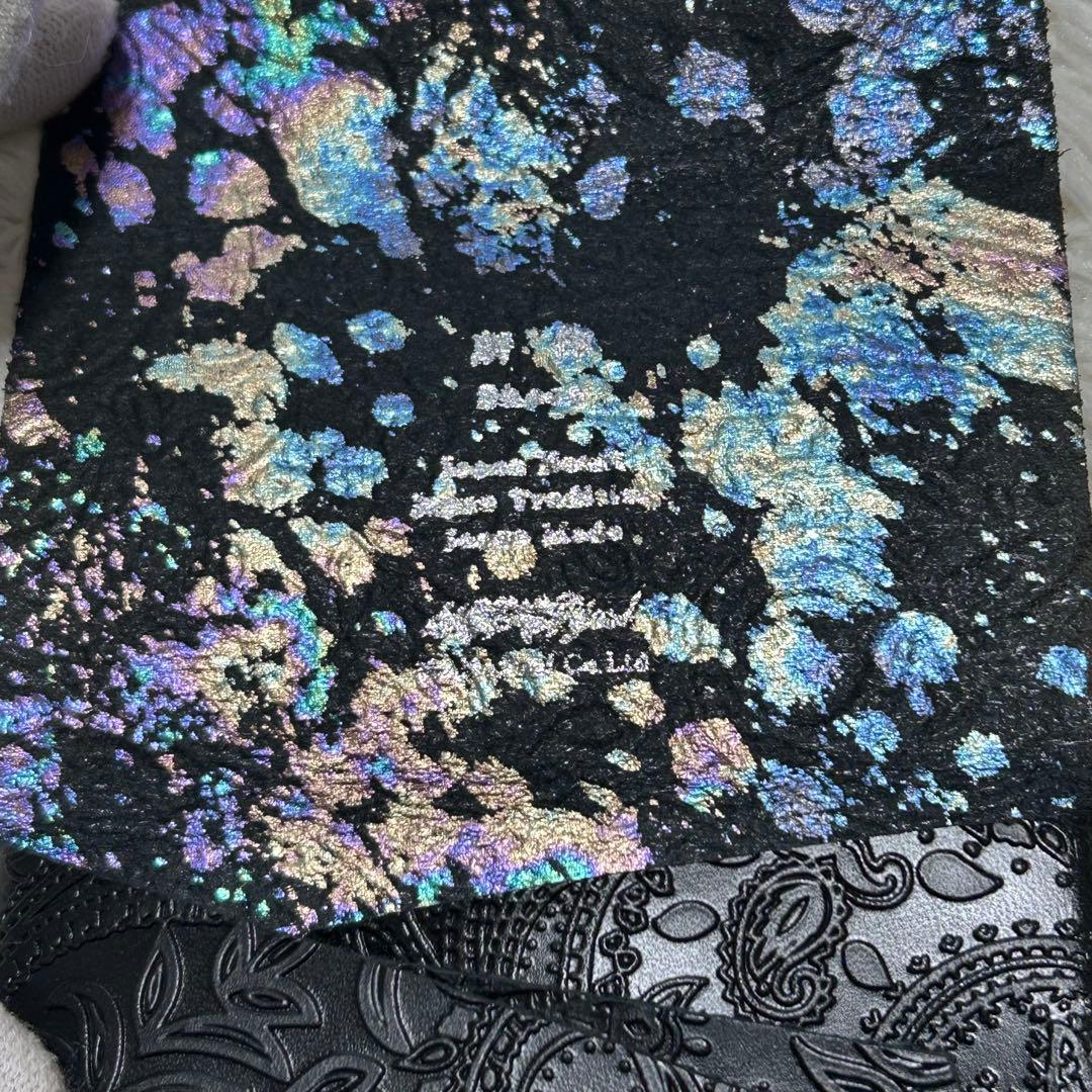 [極美品] 所作 ショサ 三つ折り財布 黒 ペイズリー柄 マルチカラー 高級感