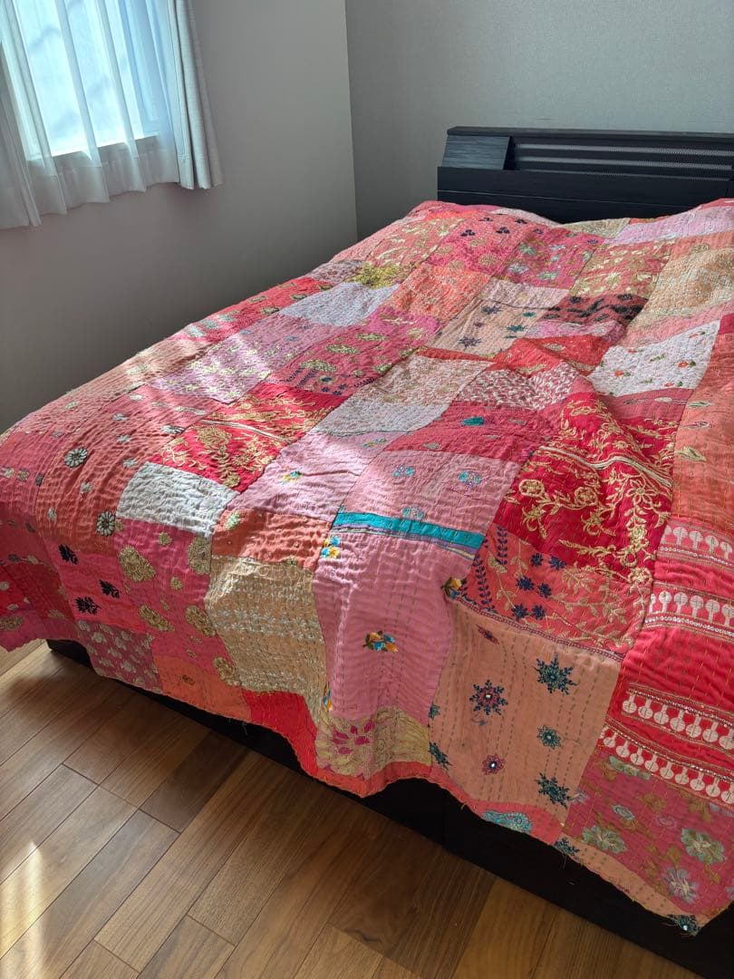 【サーモンピンク系】ラリーキルト　インド刺繍　カンタ　ヴィンテージ　マルチカバー