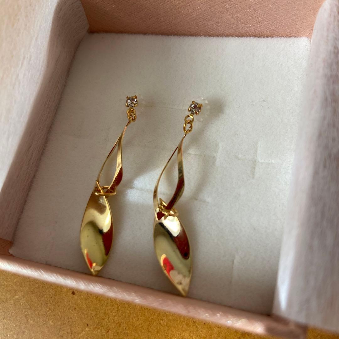 新品未使用箱付　ピアス　ゴールド18k チェーン　揺れる