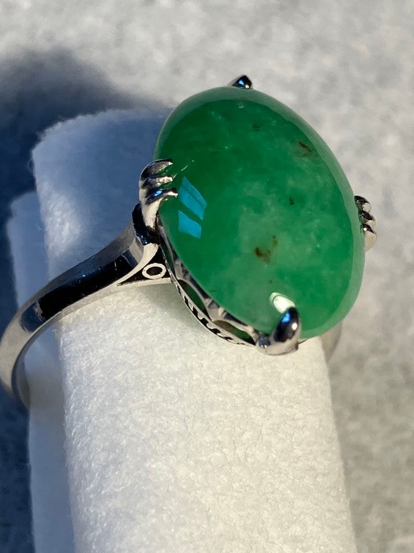 丸いエメラルドの指輪