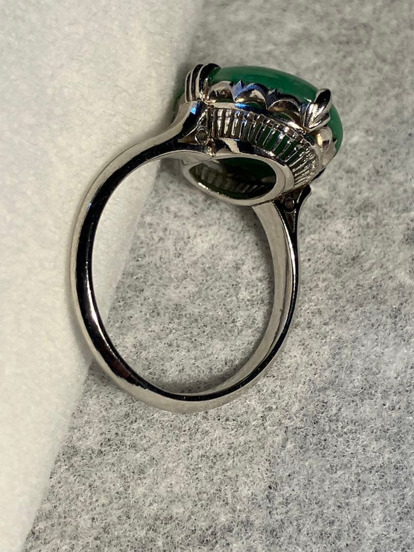 丸いエメラルドの指輪