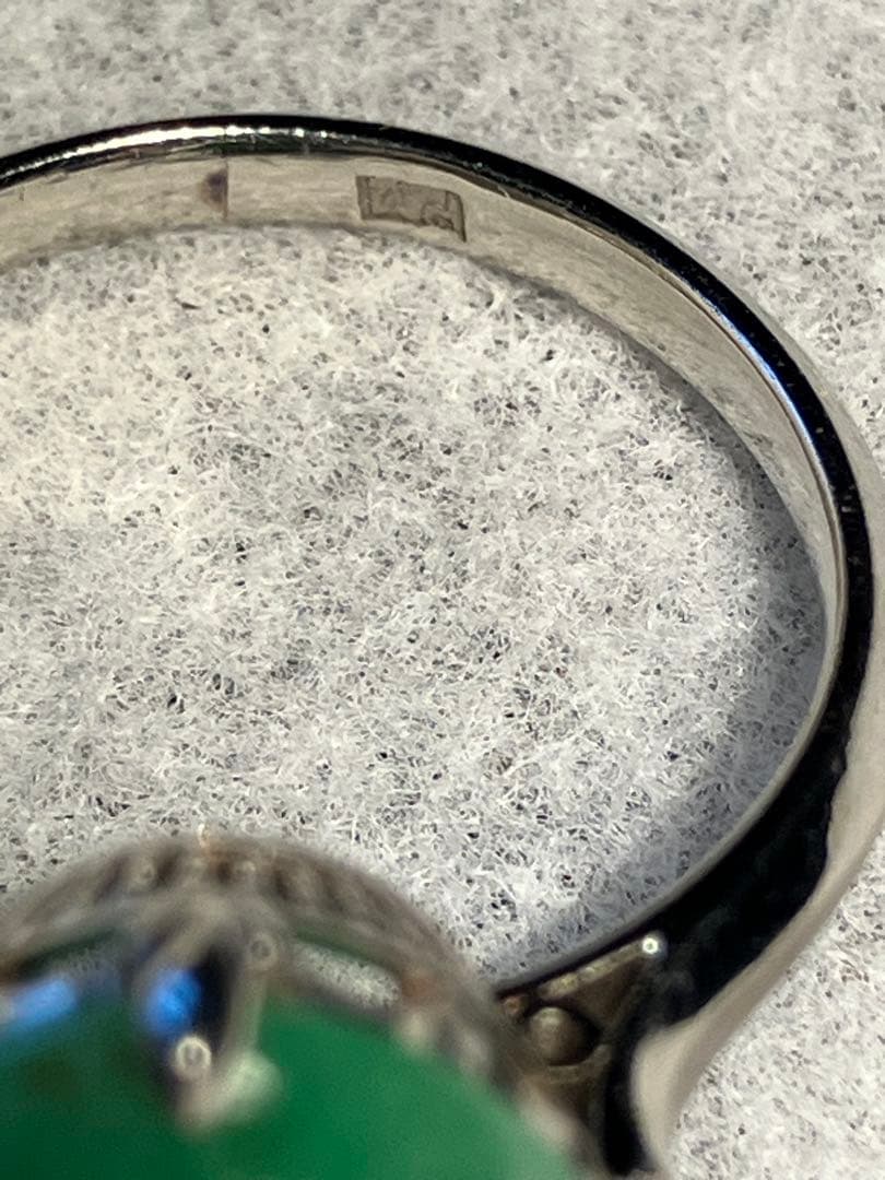 丸いエメラルドの指輪