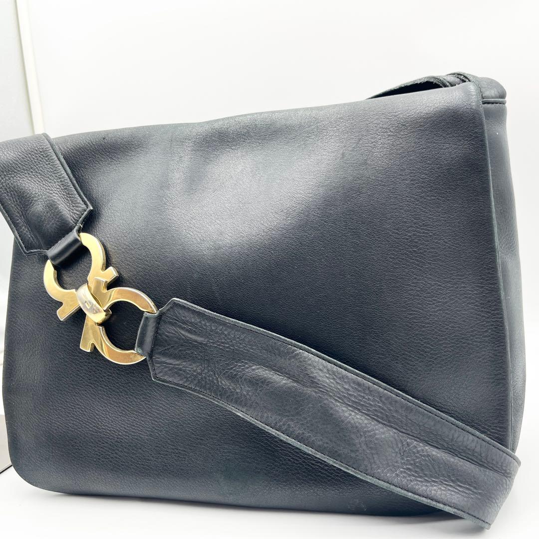 希少 フェラガモ ショルダーバッグ ガンチーニ 斜め掛け レザー メッセンジャー