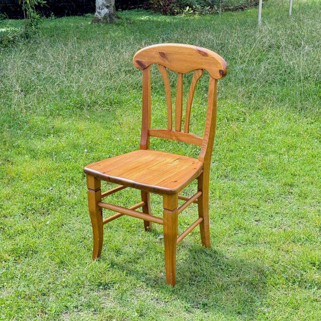 カントリー家具　ナチュラルな佇まいのダイニングチェア　パイン材