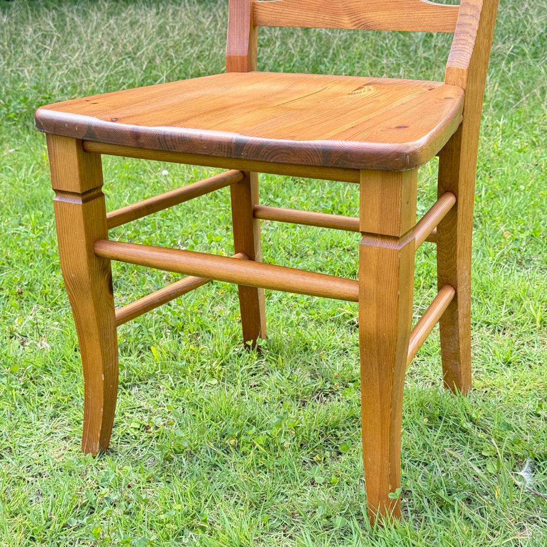 カントリー家具　ナチュラルな佇まいのダイニングチェア　パイン材