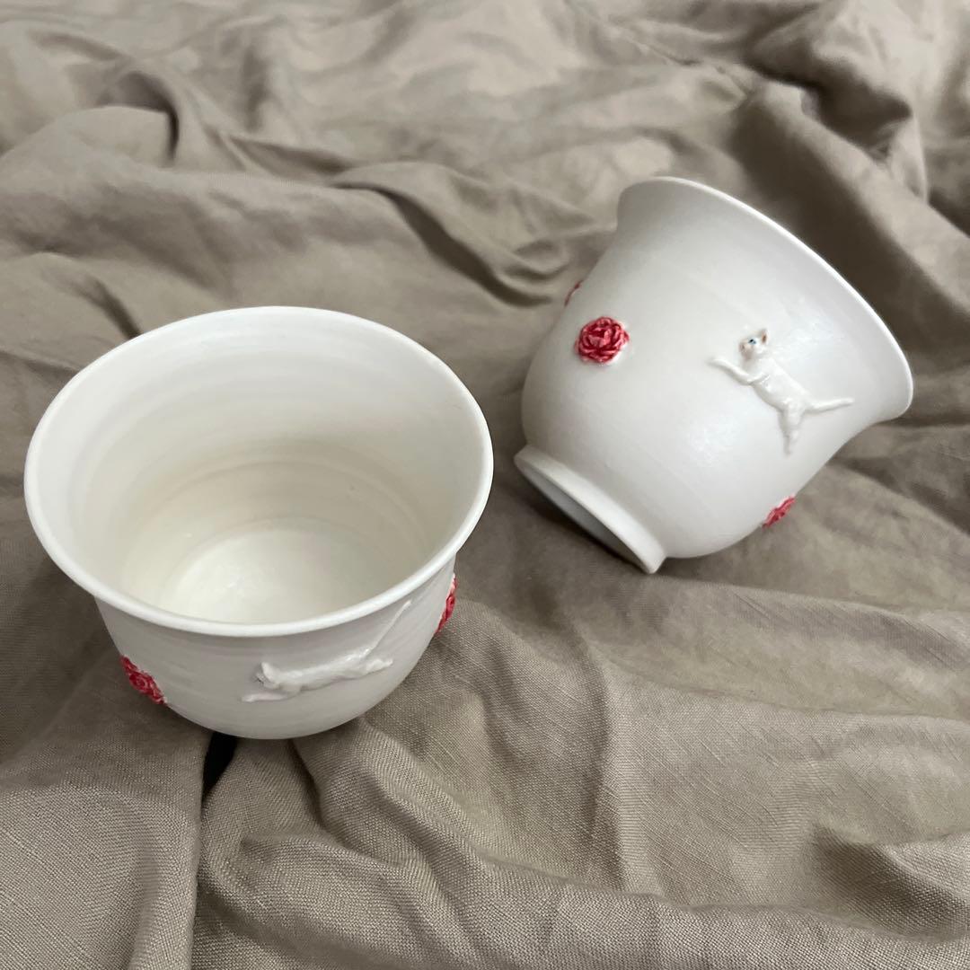 ②佐々木　忍　　白ネコとバラ　湯呑み2客