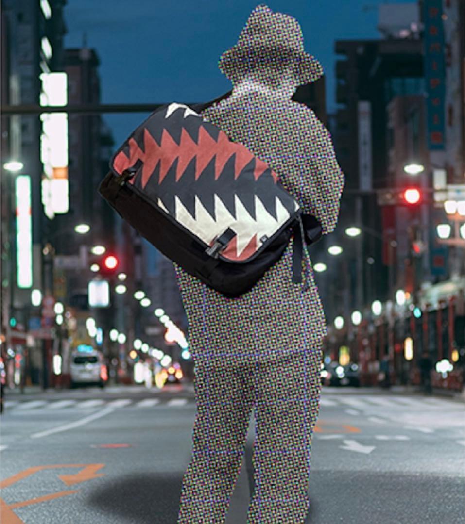 VEILED Faceless メッセンジャーバッグ ブラック フラップ付き