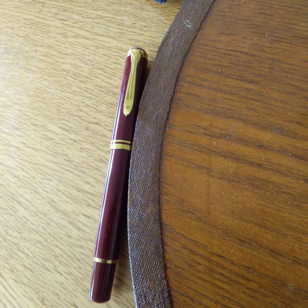 赤色の金属製万年筆