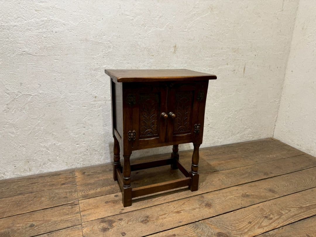 1150 クラシカルなデザインのチェスト　サイドテーブル　アンティーク調　洋家具