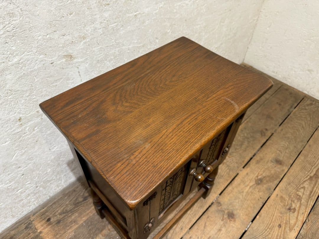 1150 クラシカルなデザインのチェスト　サイドテーブル　アンティーク調　洋家具